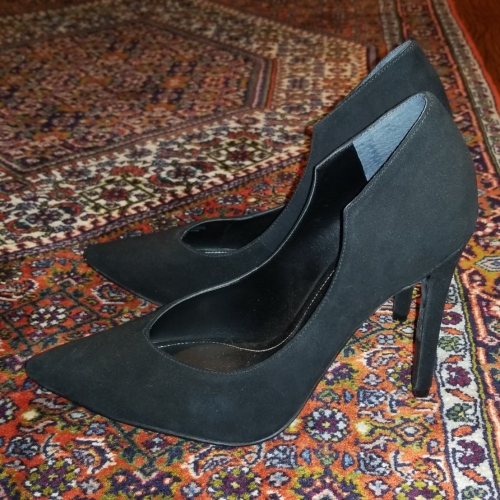 Kendall and Kylie black heels